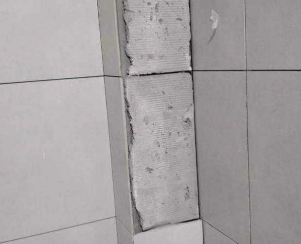 竞秀瓷砖空鼓维修公司分享下瓷砖施工前基层浇水润湿程度不足，可能导致以下问题
